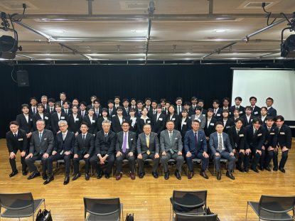 入社式はグループ合同形式で東京にて。
会社の垣根を越えて同期が集まり、入社式に続いてビジネスマナーや新社会人としての基礎研修を約2週間行います。
